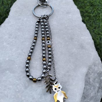 “White Gold Wisdom Charm” – Χειροποίητο Μπρελόκ με Αιματίτη & Λευκόχρυση Κουκουβάγια