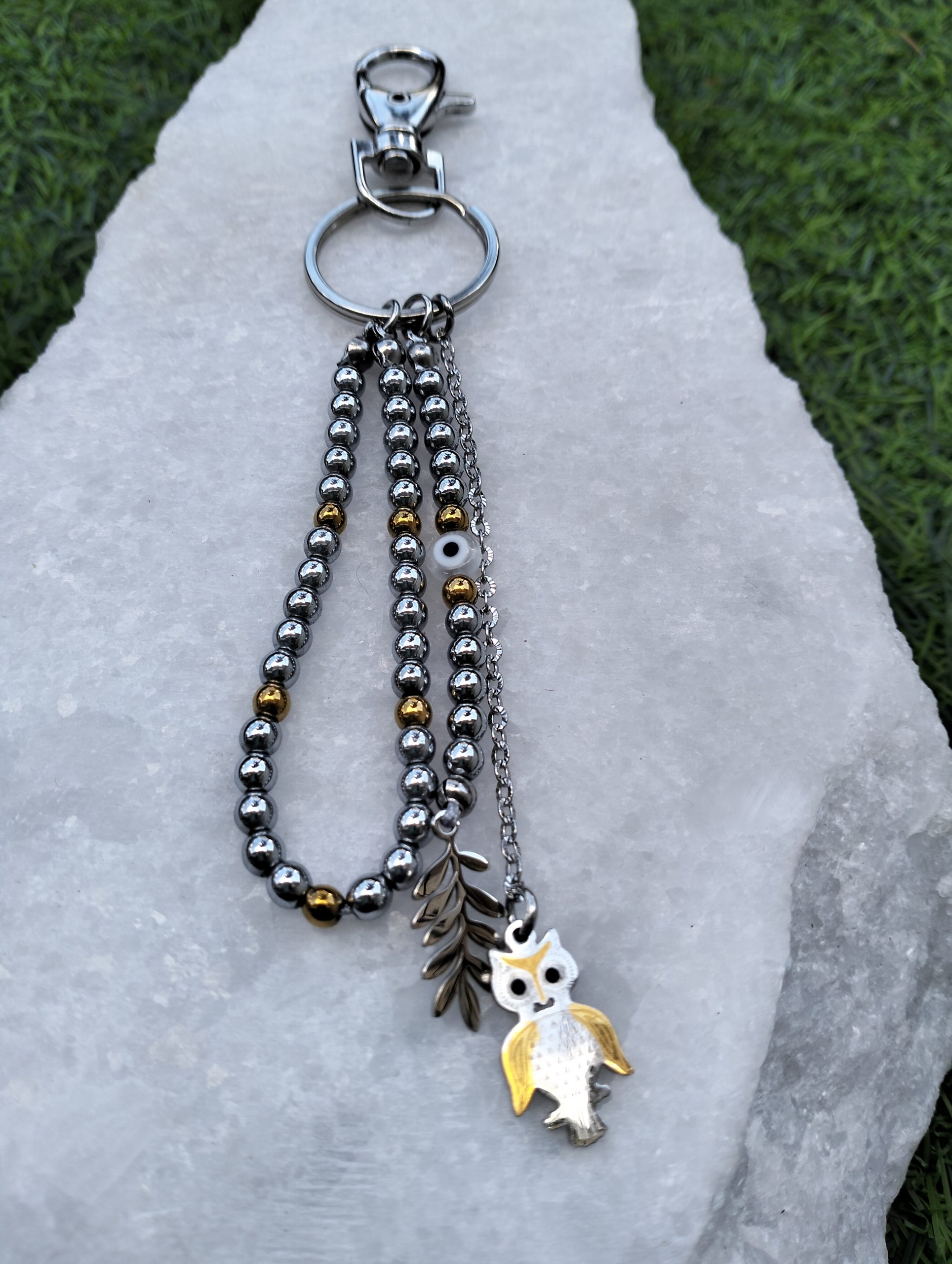 “White Gold Wisdom Charm” – Χειροποίητο Μπρελόκ με Αιματίτη & Λευκόχρυση Κουκουβάγια