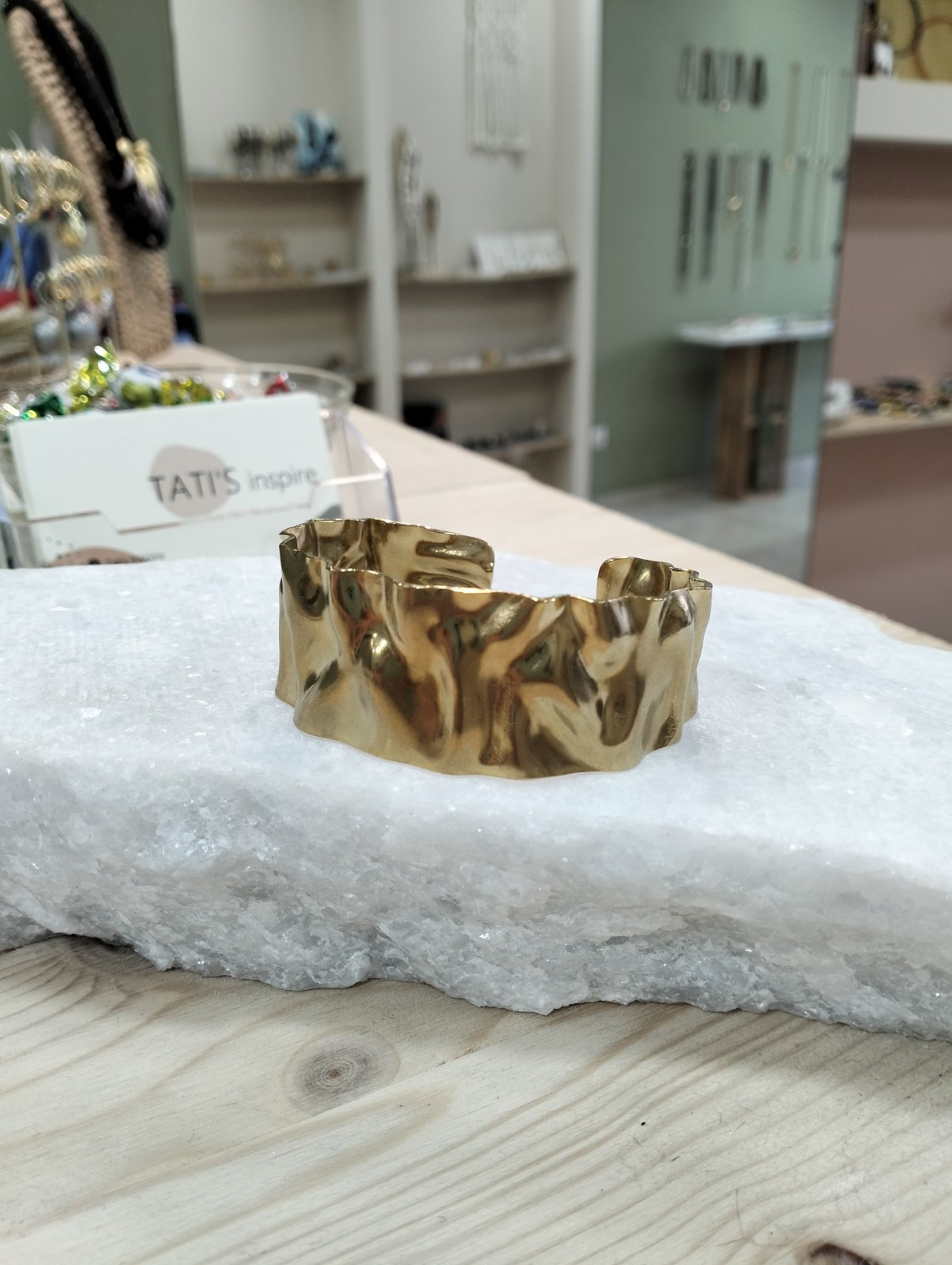 Textured Glow – Ατσάλινες χειροπέδες με ανάγλυφη υφή - Image 2