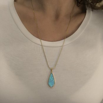 Κολιέ Azure Drop – Ατσάλι με Συνθετικό Σιέλ Οπάλ