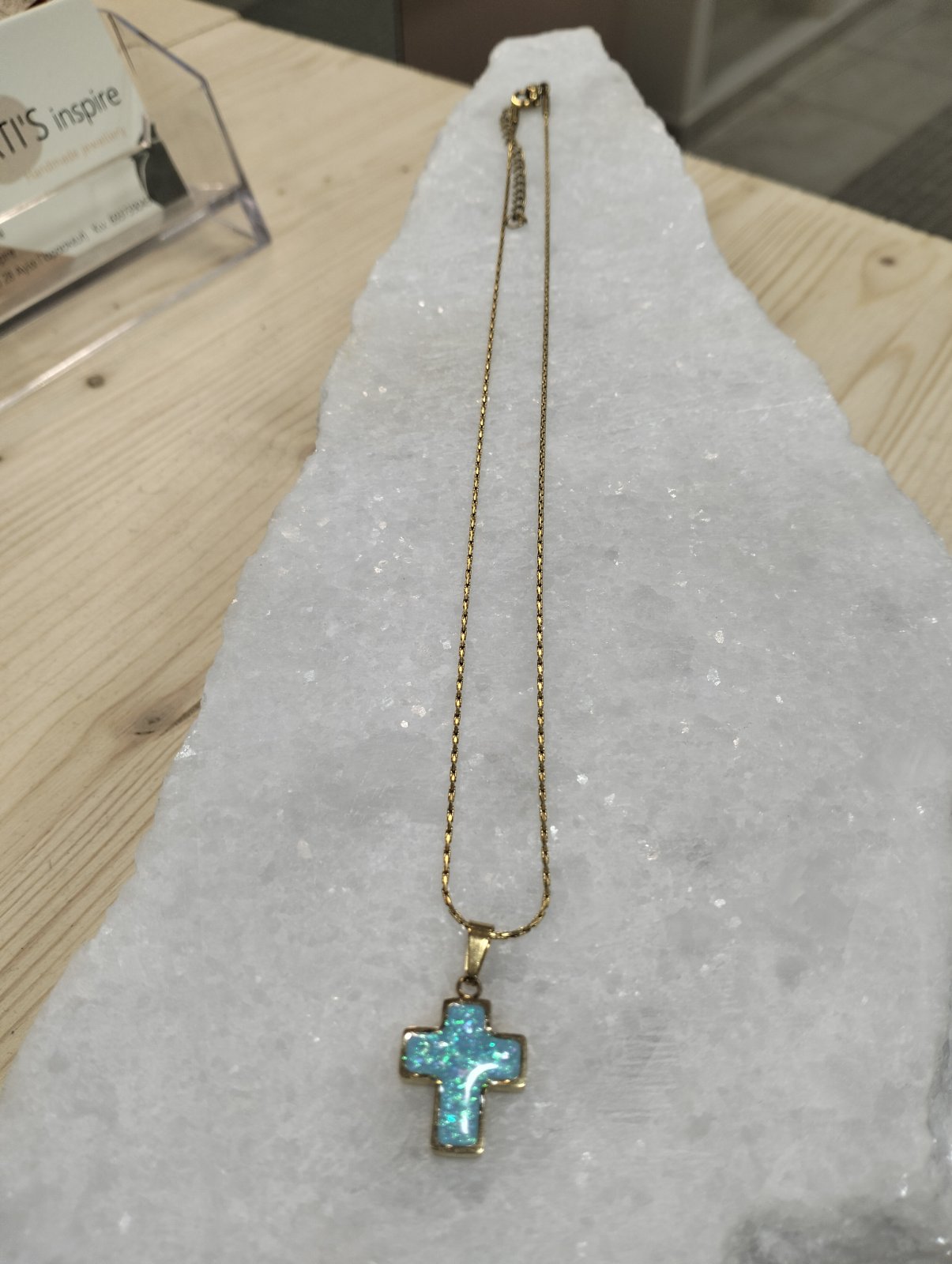 Κολιέ Celeste Cross” – Ατσάλινο Μενταγιόν Σιέλ Συνθετικό Οπάλ σε Σταυρό - Image 2