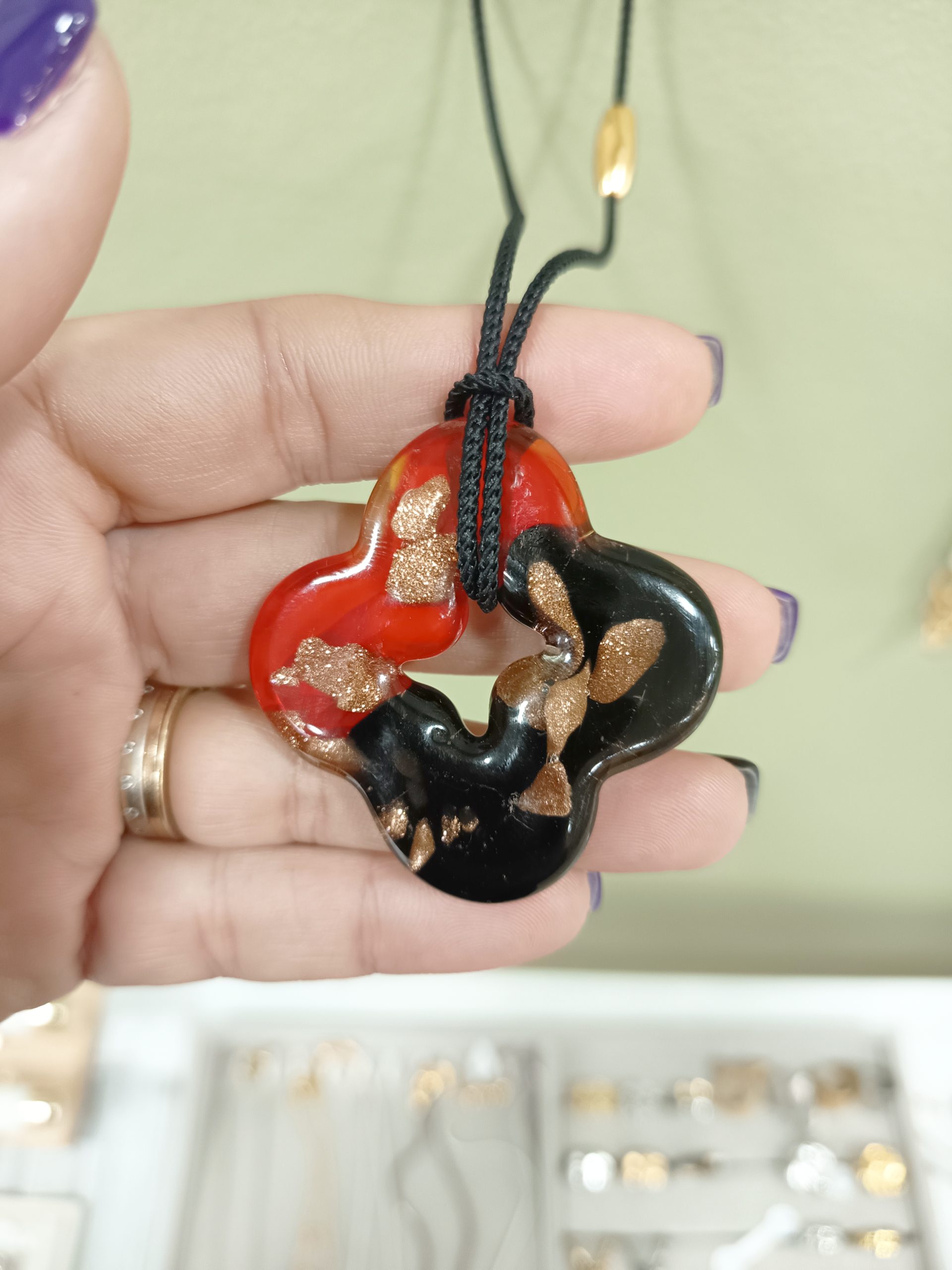 Κολιέ με Κορδόνι Murano “Eclipse” Σταυρός σε Κόκκινο & Μαύρο με Χρυσές Λεπτομέρειες - Image 2