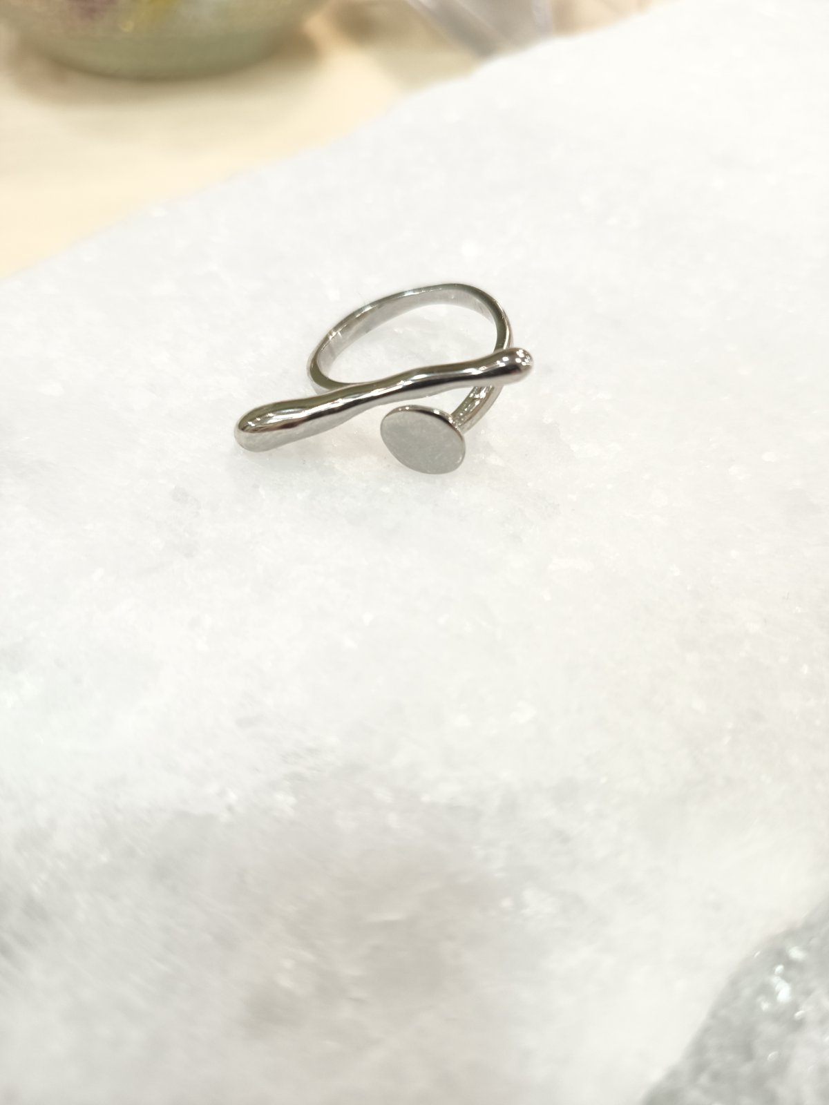Fluid Dot – Ατσάλινο δαχτυλίδι με μίνιμαλ σχεδιασμό (χρυσό ή ασημί) - Image 2