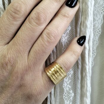 Ατσάλινο Δαχτυλίδι “Golden Dune” Φαρδύ Ρυθμιζόμενο με Ανάγλυφες Γραμμές