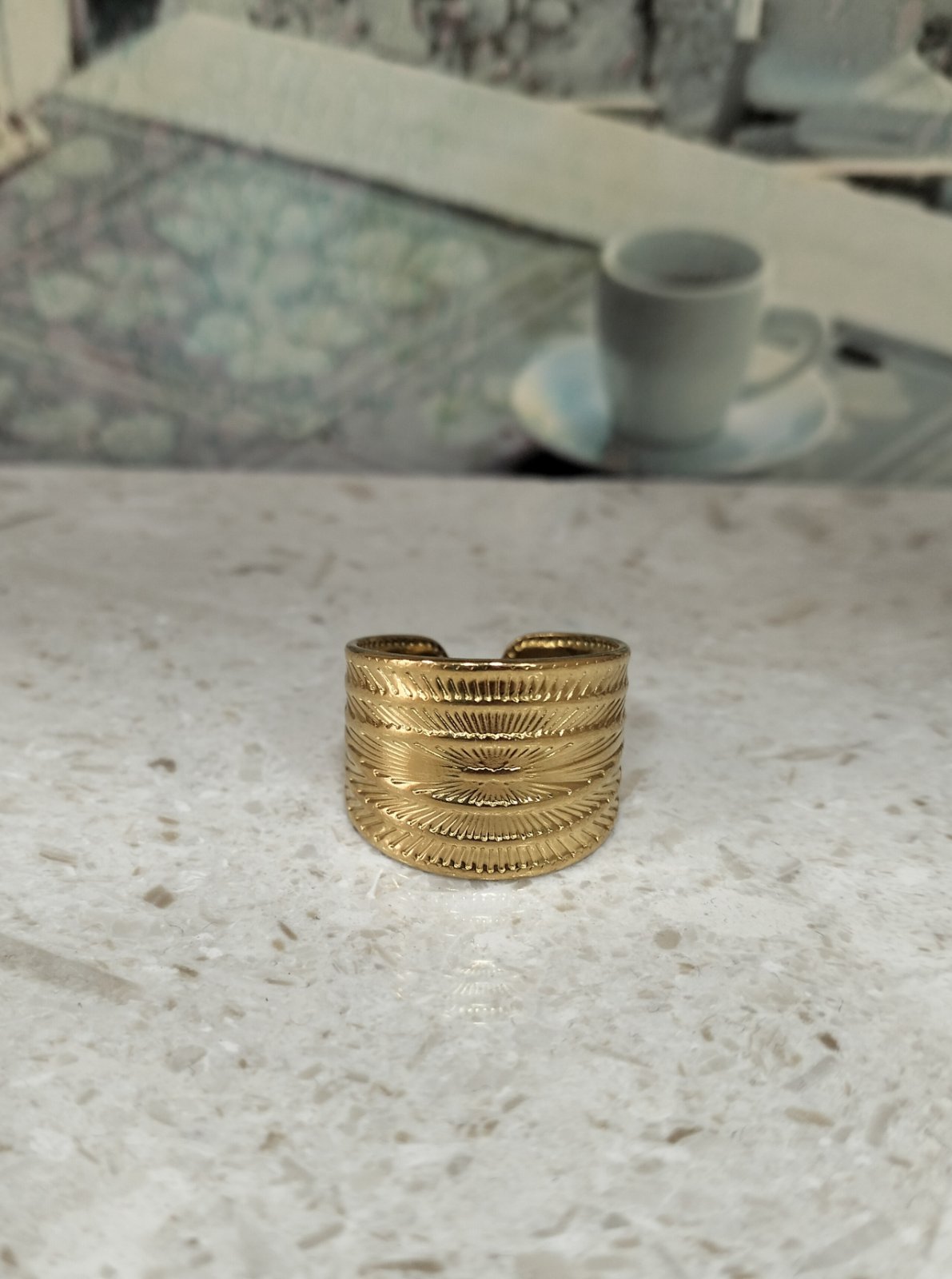 Ατσάλινο Δαχτυλίδι “Golden Dune” Φαρδύ Ρυθμιζόμενο με Ανάγλυφες Γραμμές - Image 2