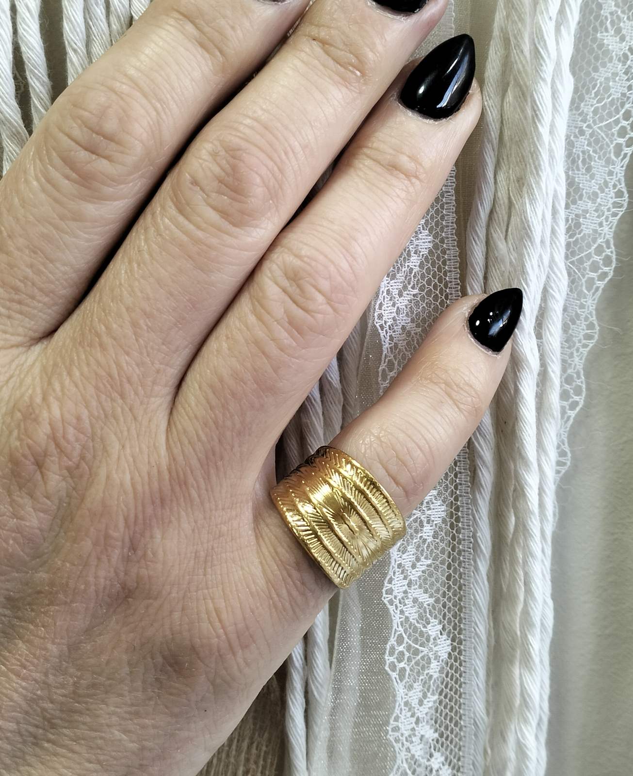 Ατσάλινο Δαχτυλίδι “Golden Dune” Φαρδύ Ρυθμιζόμενο με Ανάγλυφες Γραμμές