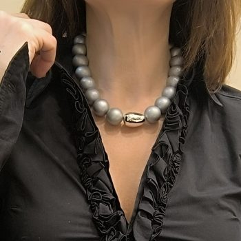 “Grey Pearl Harmony” Κολιέ με Πέρλες 10mm και Ατσάλινο Κούμπωμα