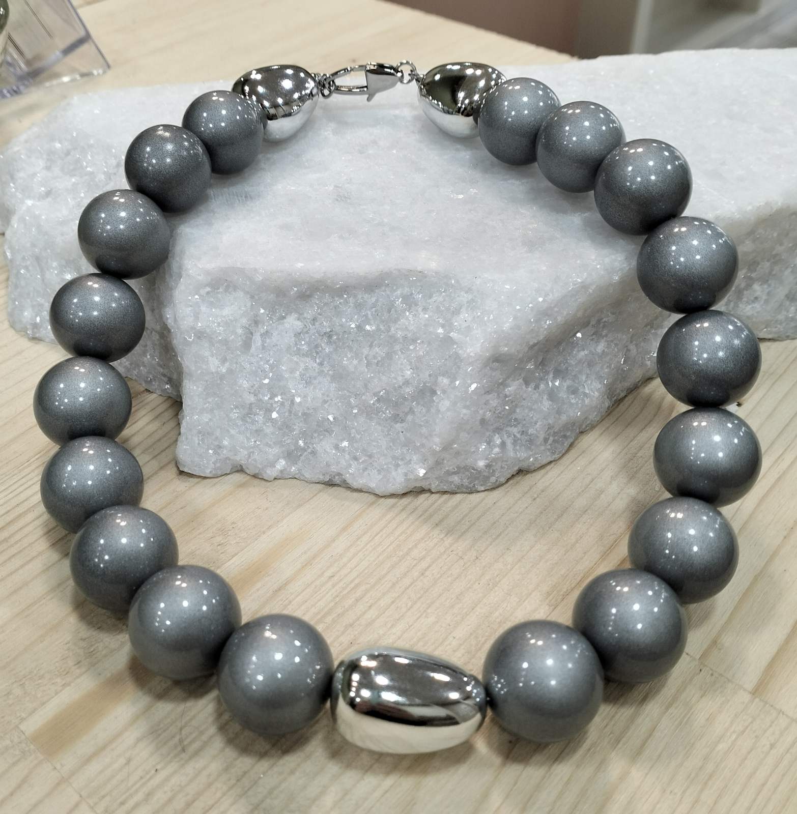 “Grey Pearl Harmony” Κολιέ με Πέρλες 10mm και Ατσάλινο Κούμπωμα - Image 3