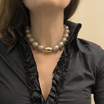 “Mocha Pearl Glow” Κολιέ με Πέρλες 10mm και Χρυσό Μεταλλικό Στοιχείο