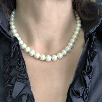 “Classic Pearl Grace” Κολιέ με Πέρλες 10mm και Ατσάλινο Διακοσμητικό Κούμπωμα