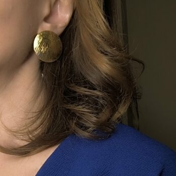 Solar Texture – Στρογγυλά σκουλαρίκια με ανάγλυφη υφή & καρφί τιτανίου (χρυσό 24K)