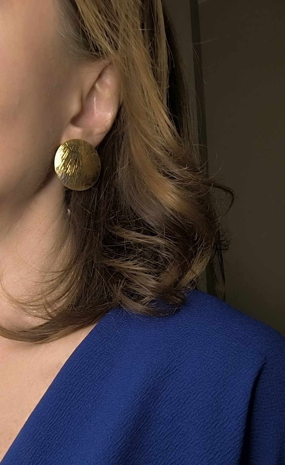 Solar Texture – Στρογγυλά σκουλαρίκια με ανάγλυφη υφή & καρφί τιτανίου (χρυσό 24K)