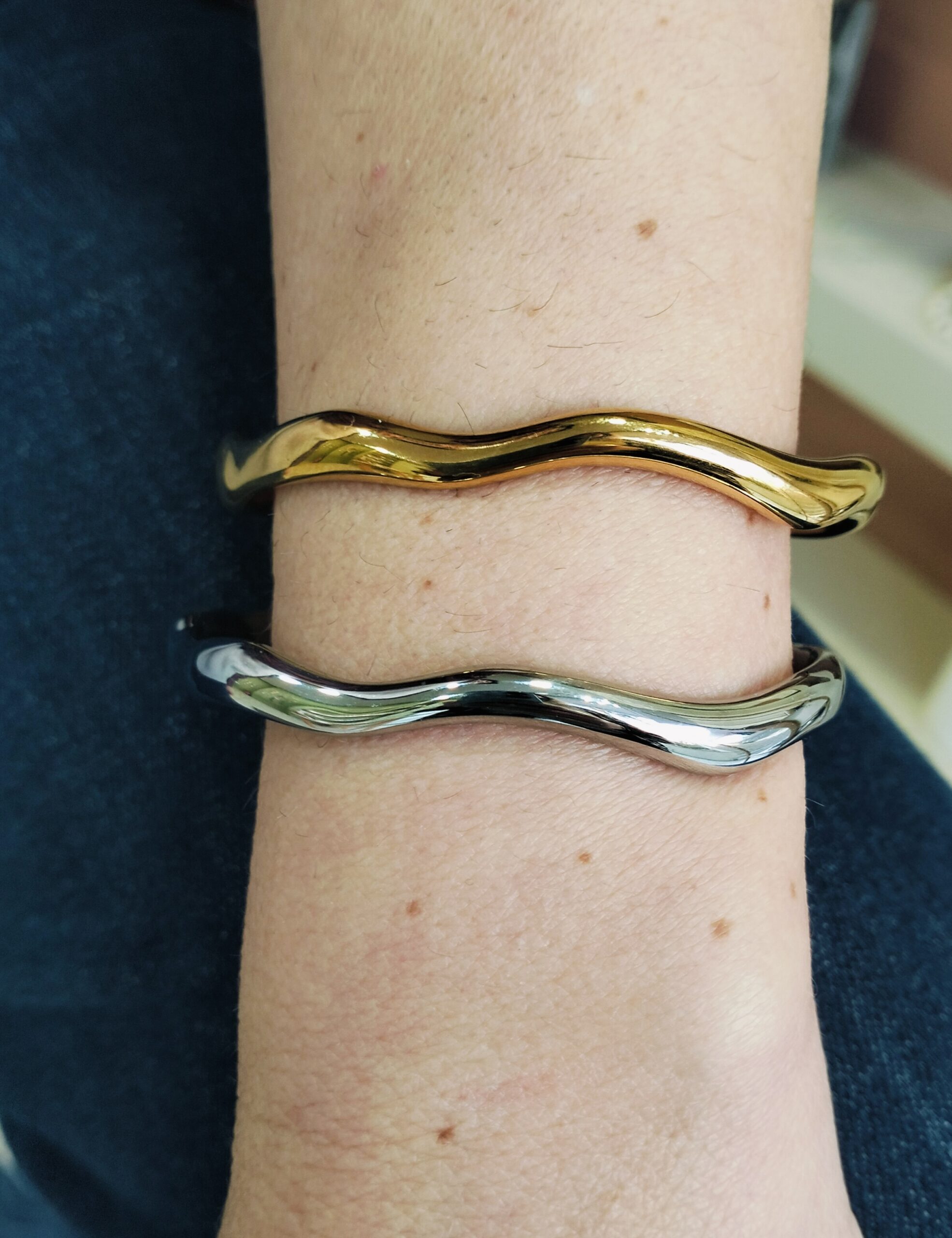 Fluid Wave – Ατσάλινη χειροπέδα με κυματιστό σχέδιο