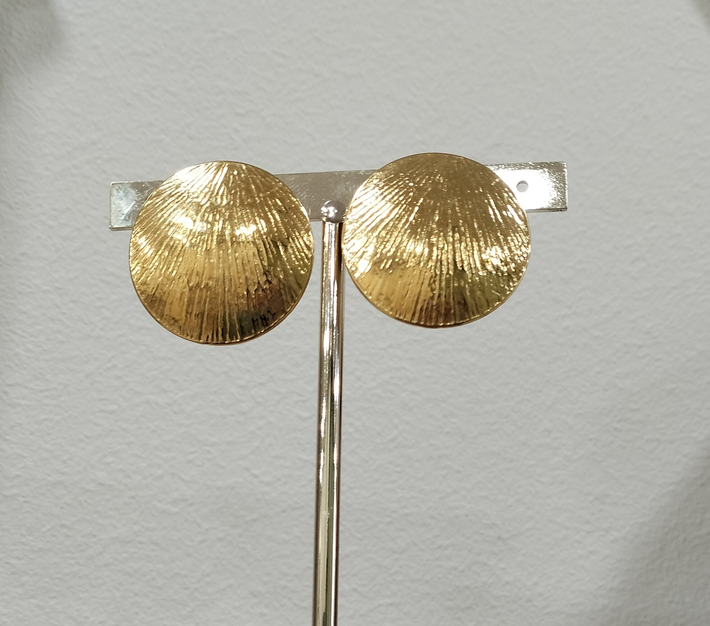 Solar Texture – Στρογγυλά σκουλαρίκια με ανάγλυφη υφή & καρφί τιτανίου (χρυσό 24K) - Image 2