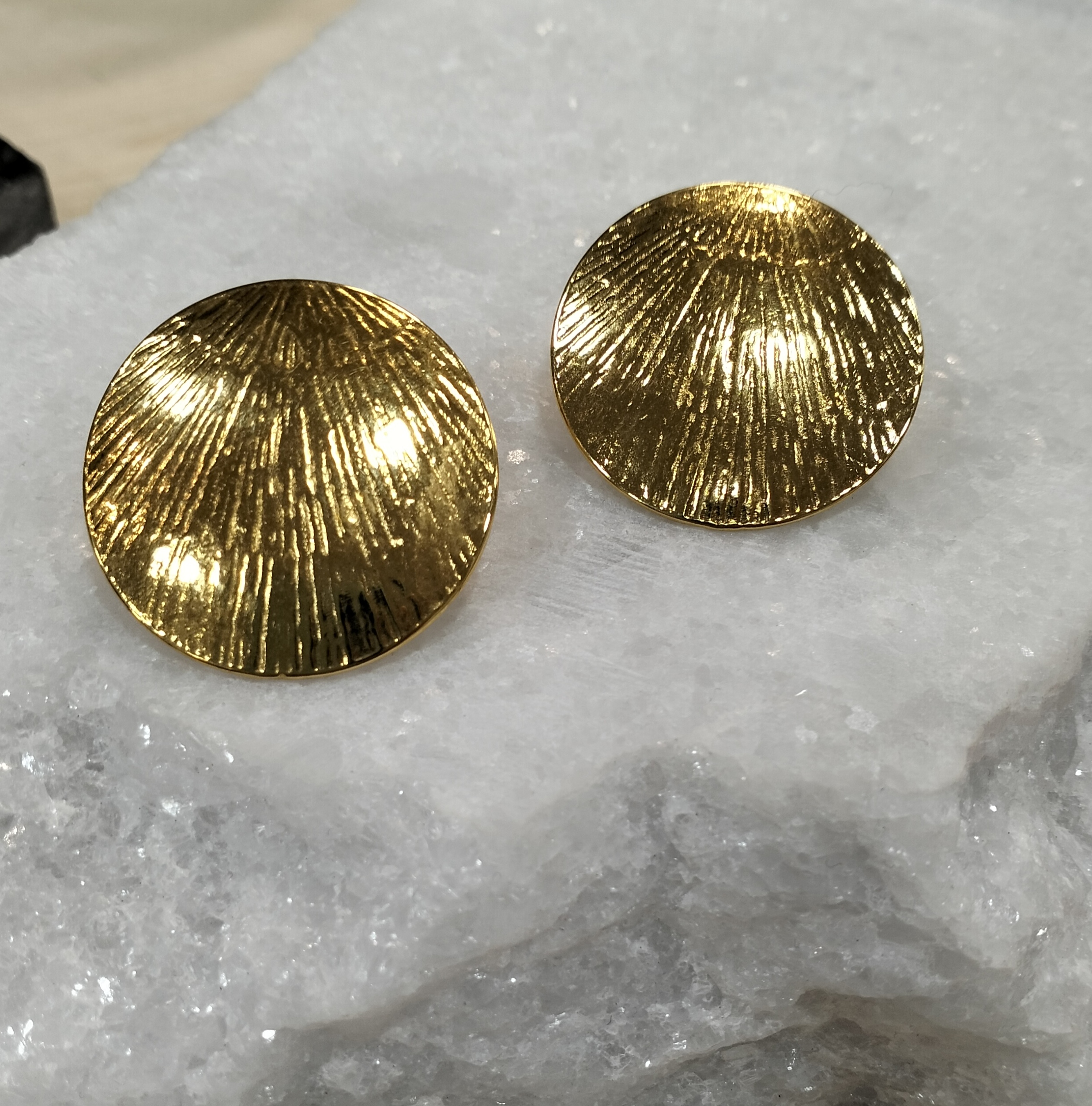 Solar Texture – Στρογγυλά σκουλαρίκια με ανάγλυφη υφή & καρφί τιτανίου (χρυσό 24K) - Image 3