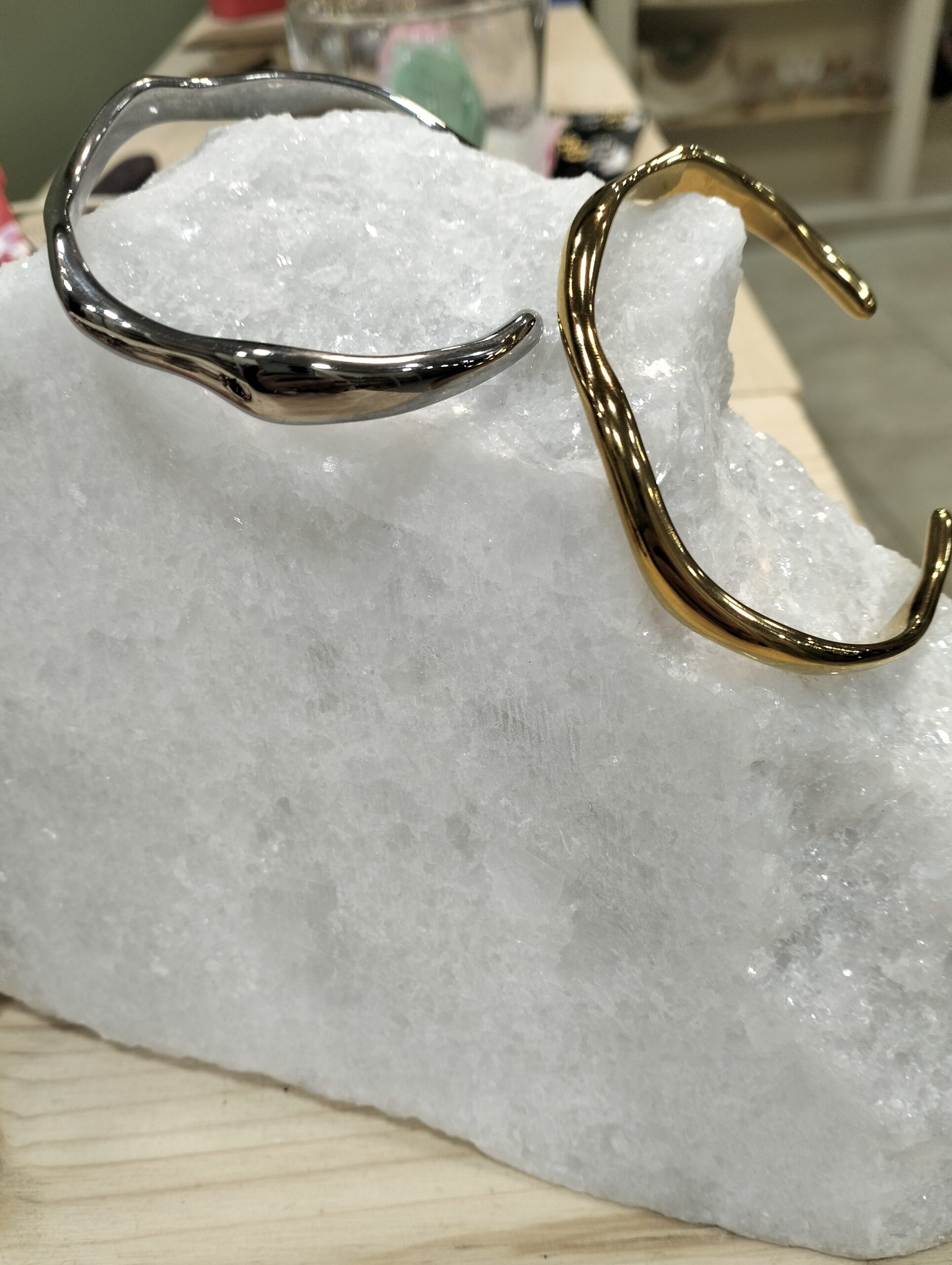 Fluid Wave – Ατσάλινη χειροπέδα με κυματιστό σχέδιο - Image 2