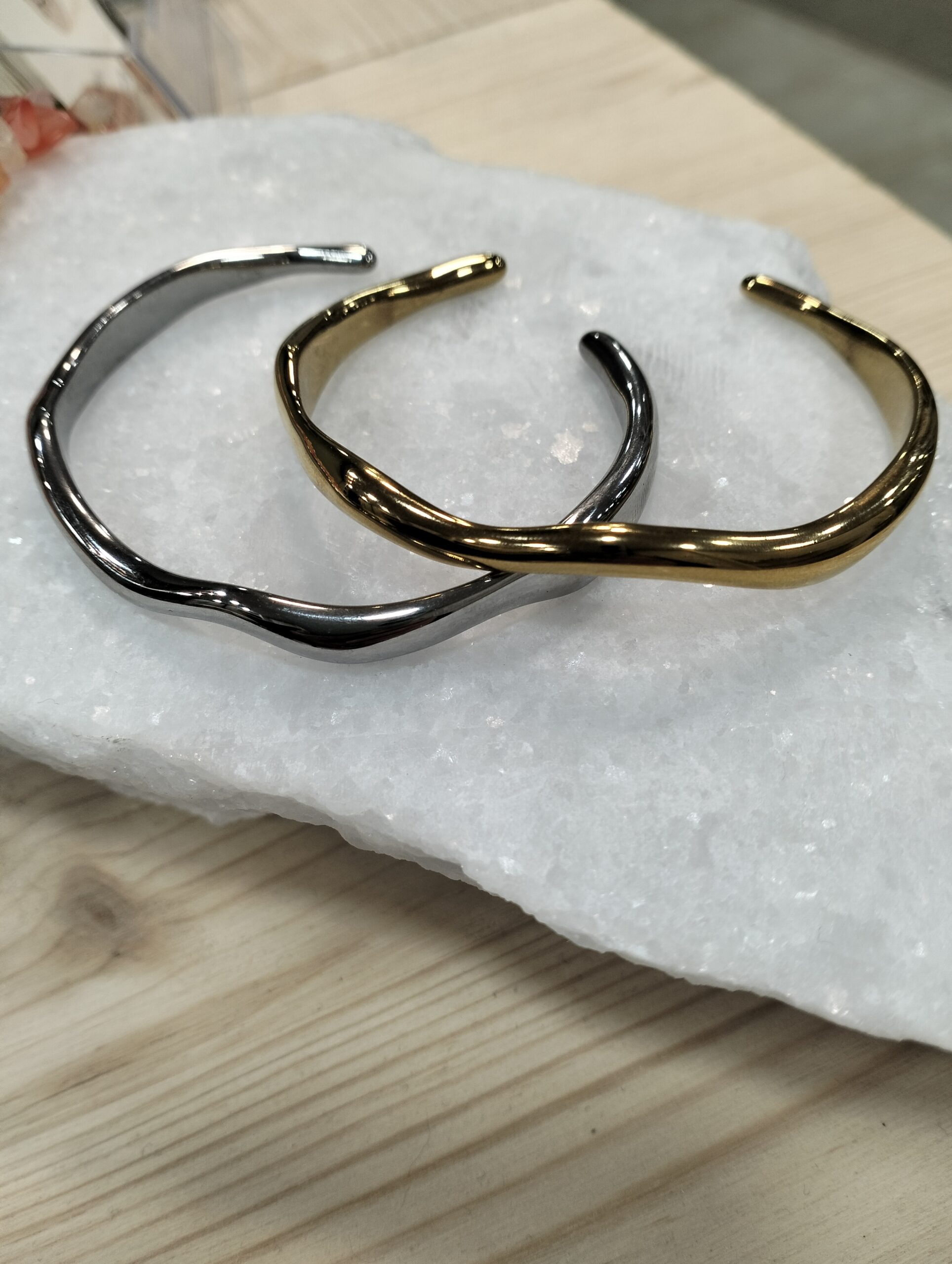 Fluid Wave – Ατσάλινη χειροπέδα με κυματιστό σχέδιο - Image 3