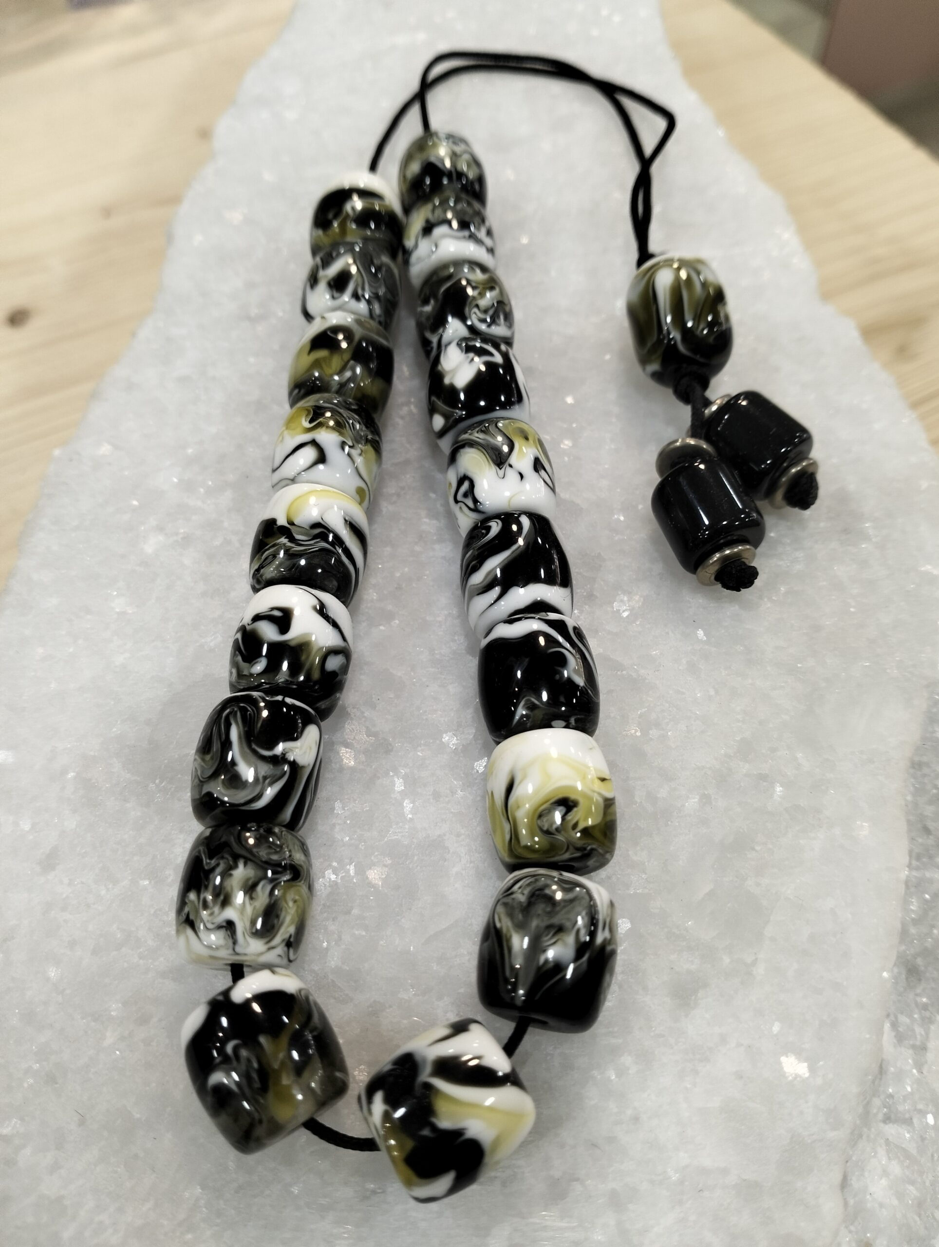 Black Marble – Χειροποίητο κομπολόι με ρητίνη σε μαύρο, λευκό & χακί - Image 2