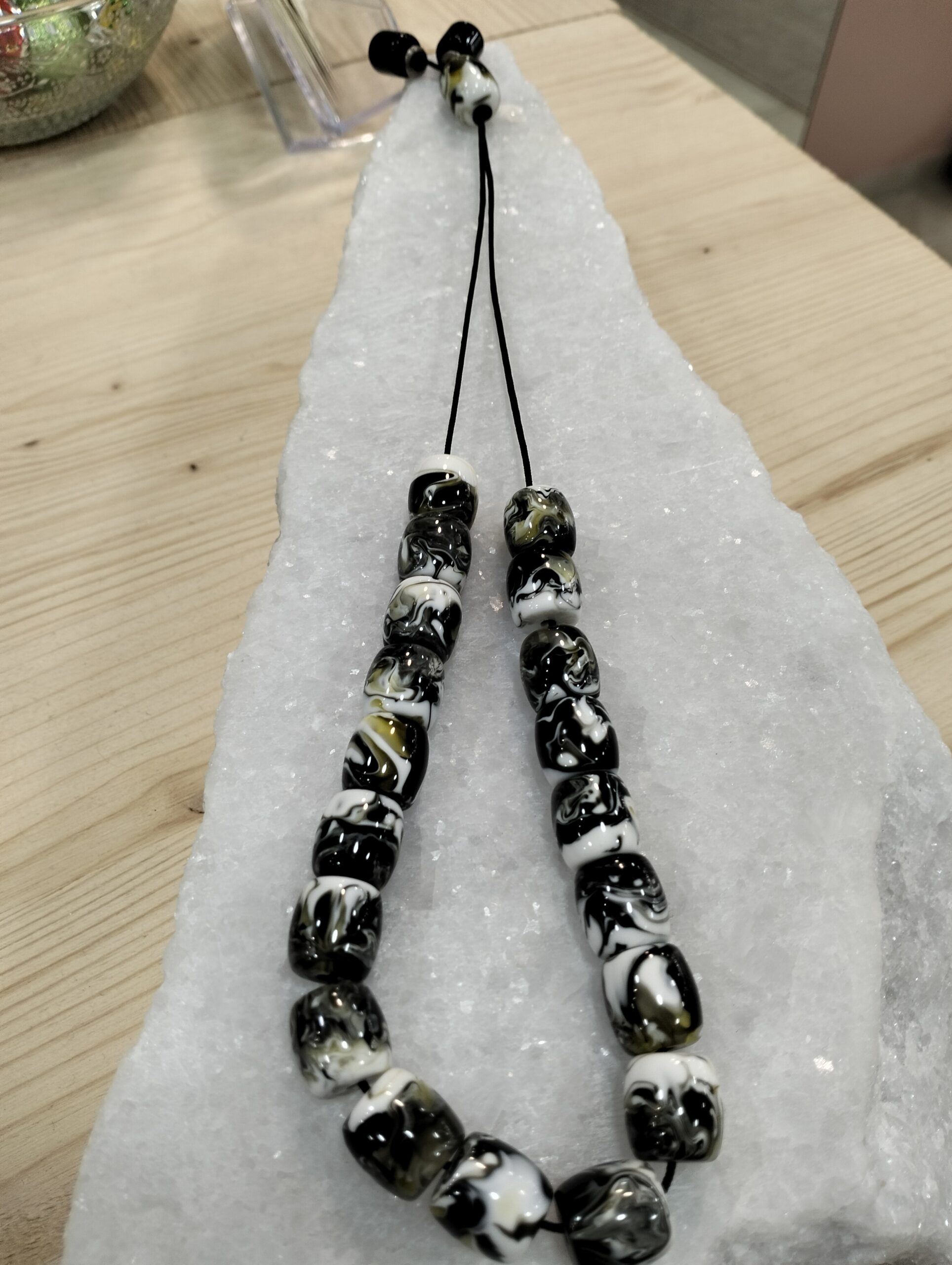 Marble Flow – Resin Komboloi in Green, White & Black