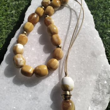 Desert Facet – Χειροποίητο κομπολόι με πολύπλευρες χάνδρες ρητίνης μπεζ