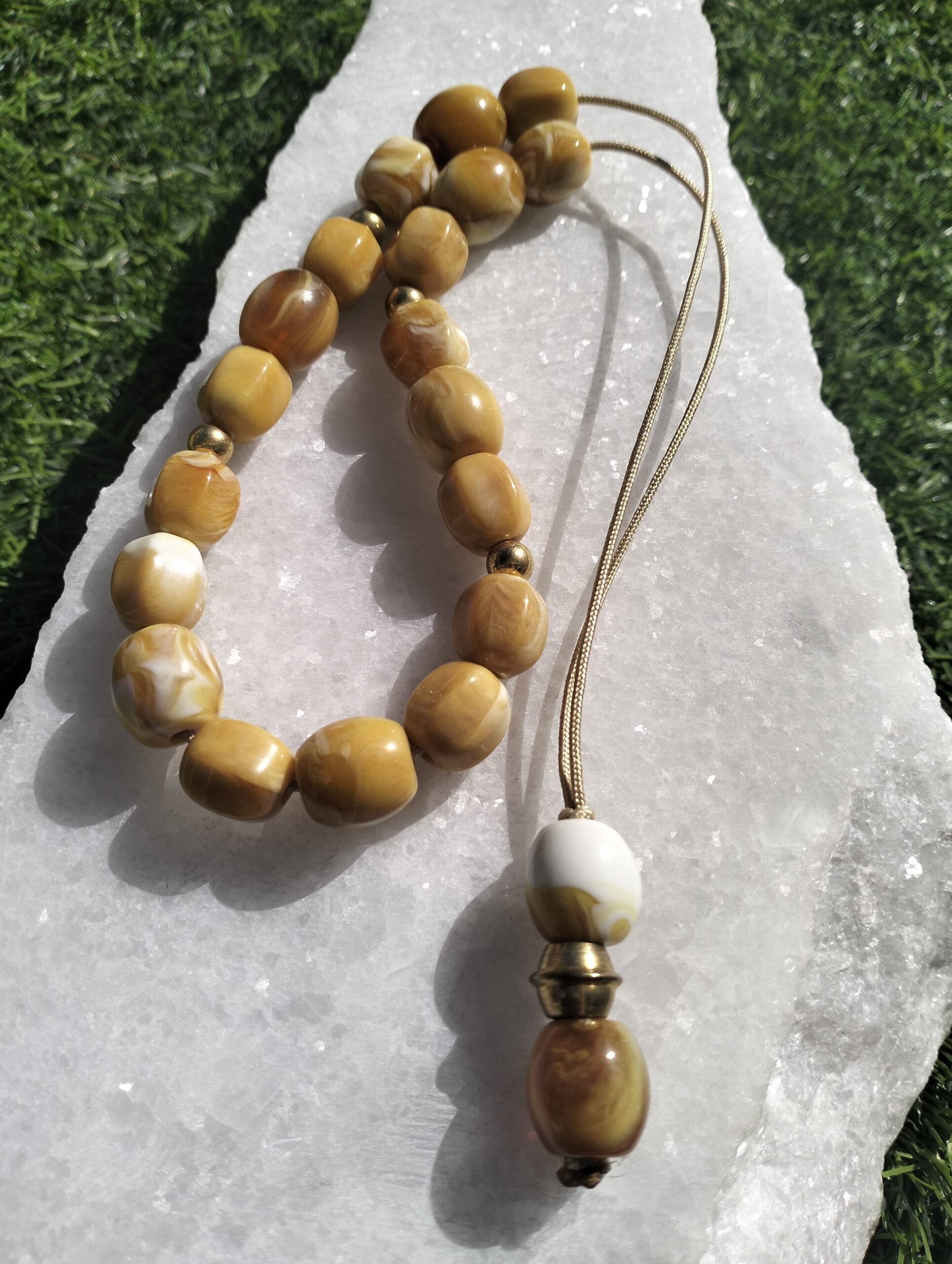 Desert Facet – Χειροποίητο κομπολόι με πολύπλευρες χάνδρες ρητίνης μπεζ