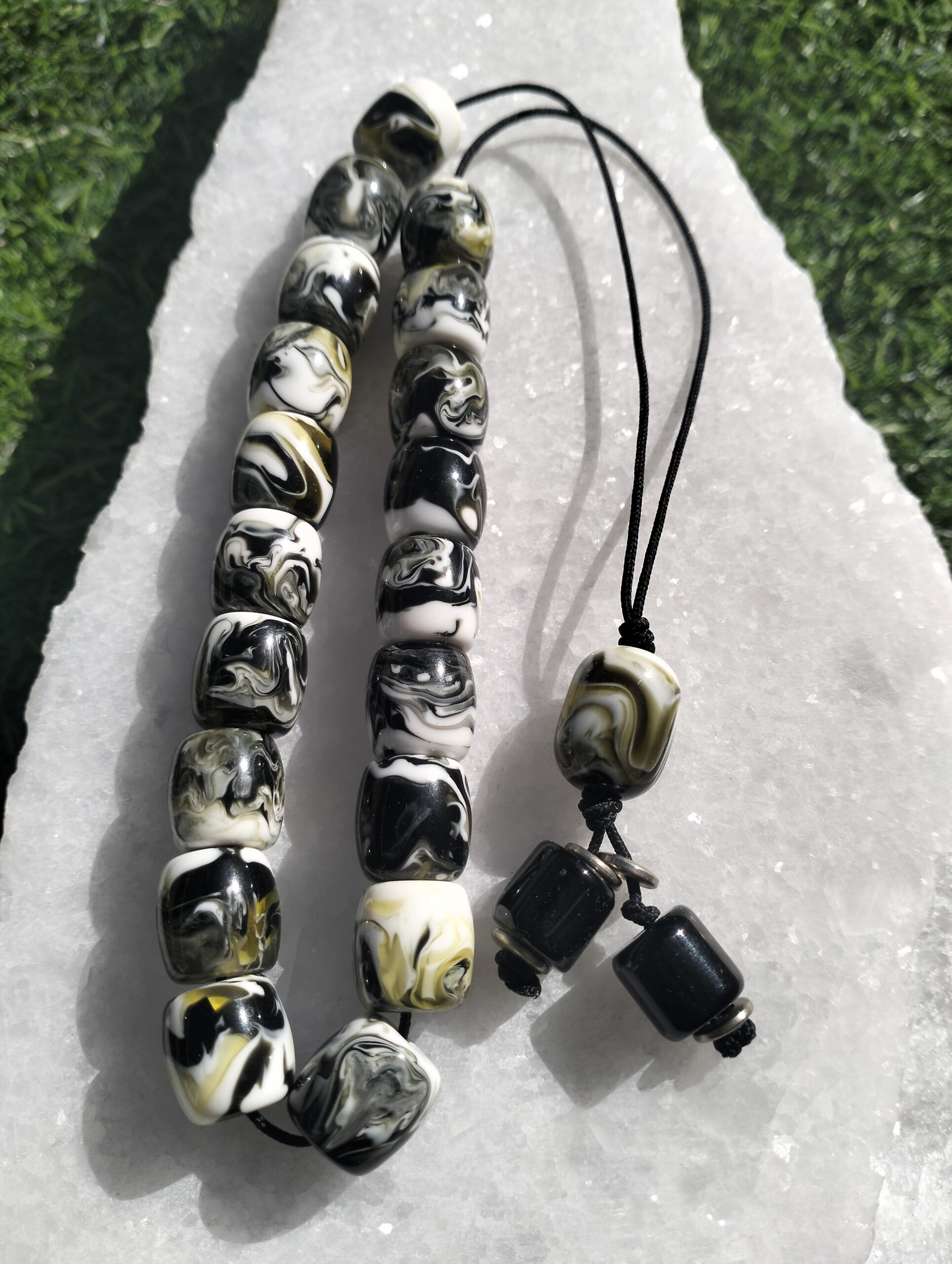 Black Marble – Χειροποίητο κομπολόι με ρητίνη σε μαύρο, λευκό & χακί