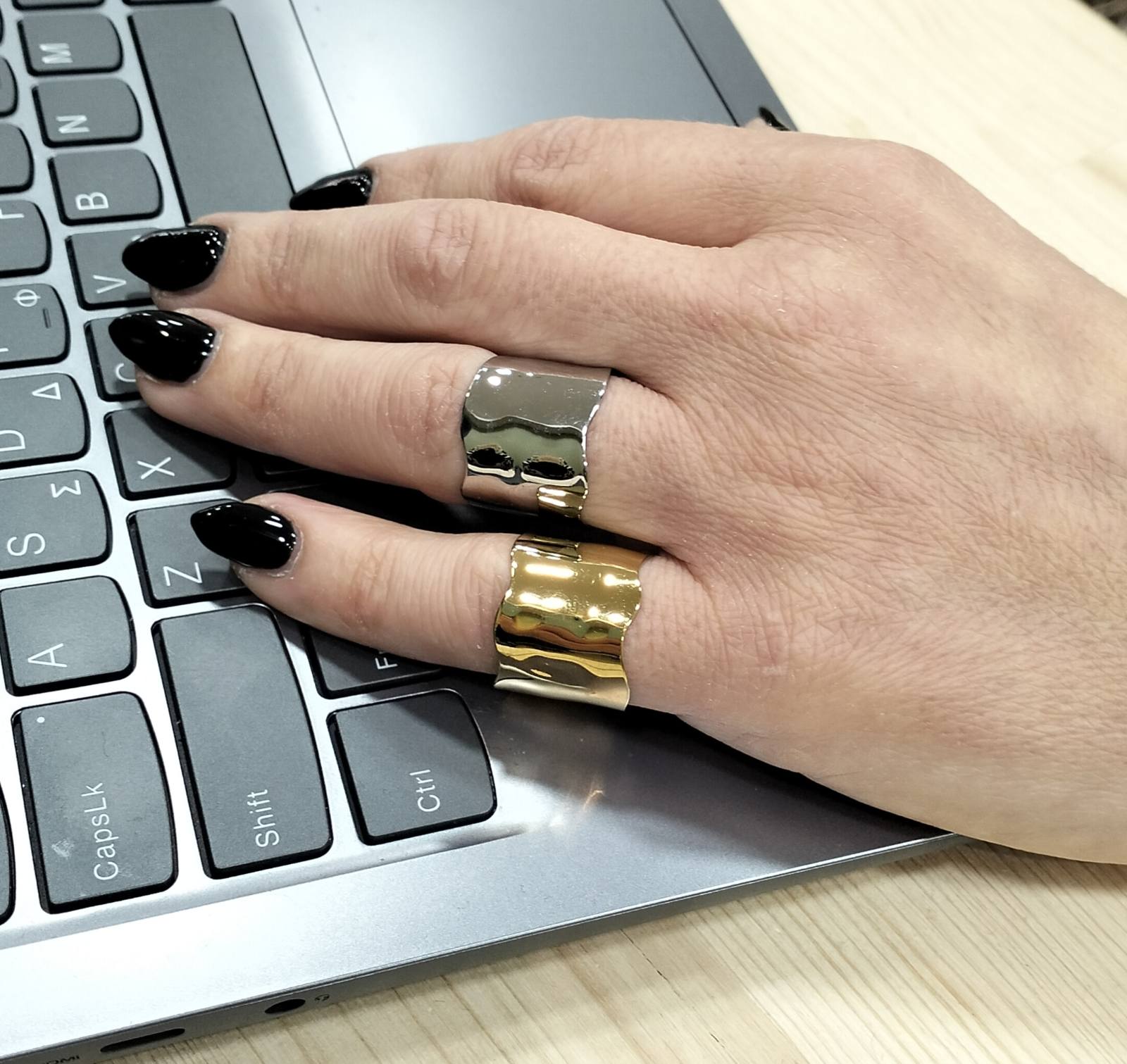 Δαχτυλίδι “Wave Form” Ρυθμιζόμενο από Ατσάλι σε Χρυσό ή Ασημί